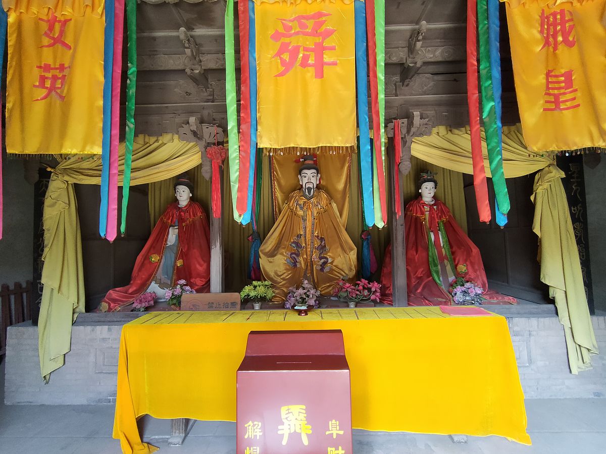 2019年9月25日,山西运城,舜帝塑像.