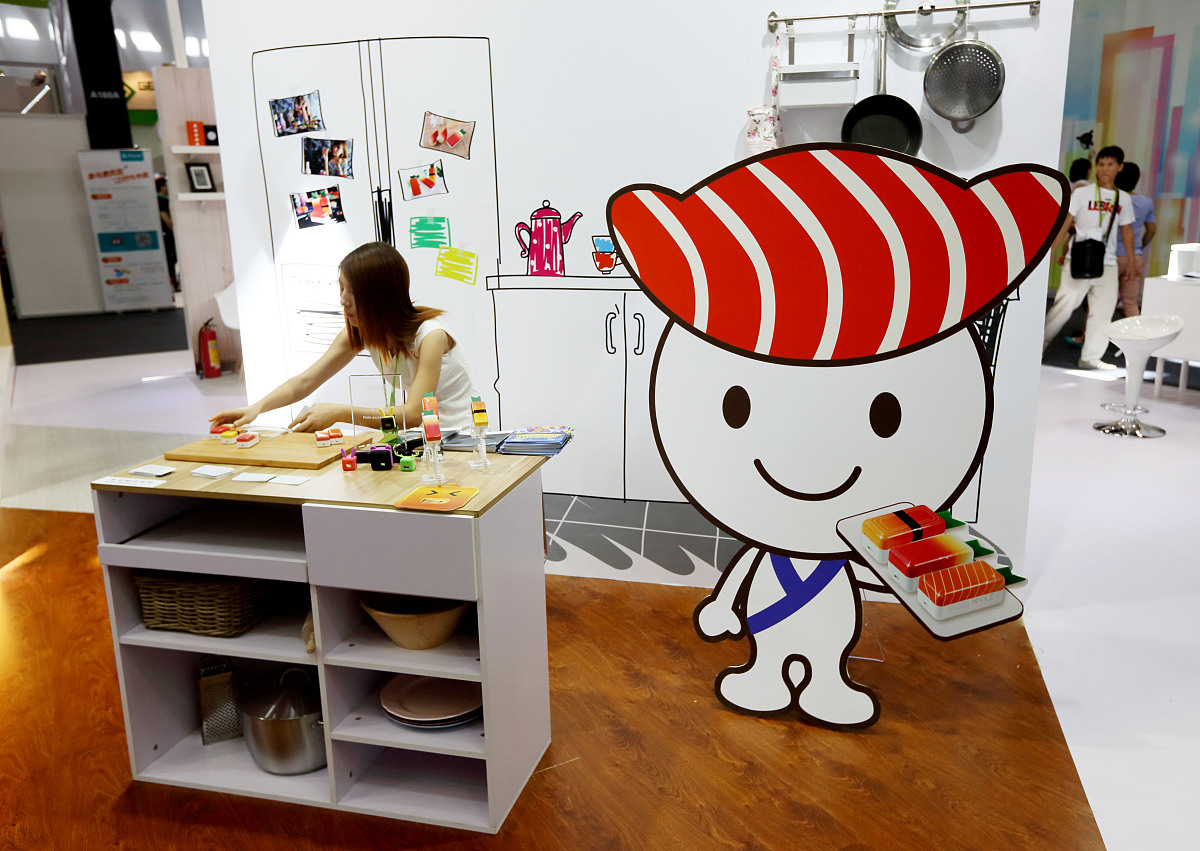 2013年8月24日,北京2013数字世界亚洲博览会上,厨房装饰展台.