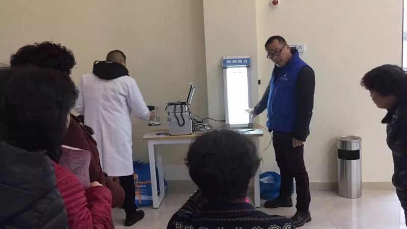 温州眼科医院志愿者为潘桥街道养老中心长者们