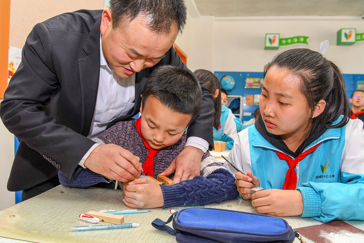 饮其流者怀其源学其成时念吾师。学生深感遇良师不易在这里对我的论文指导老师张光明老师表示由衷的感谢从开始写论文到定稿的这段时间给予我耐心的指导和帮助细致地检查我论文中的错误并提出宝贵的修改意见甚至在我做得不足之处提出正确批评虽不能说严师出高徒但老师的批评永远激励着我使我对待事情更加认真负责任以致于论文得以按时完成。换字