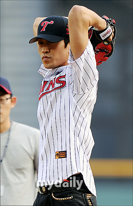 2011年6月29日,韩国,韩国偶像组合神话成员eric为韩国职业棒球联赛比