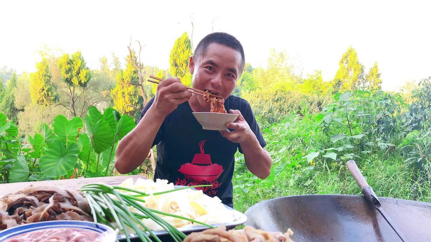 农村四娃自家煮土灶火锅,准备十几种菜品不输火锅店,日子真潇洒