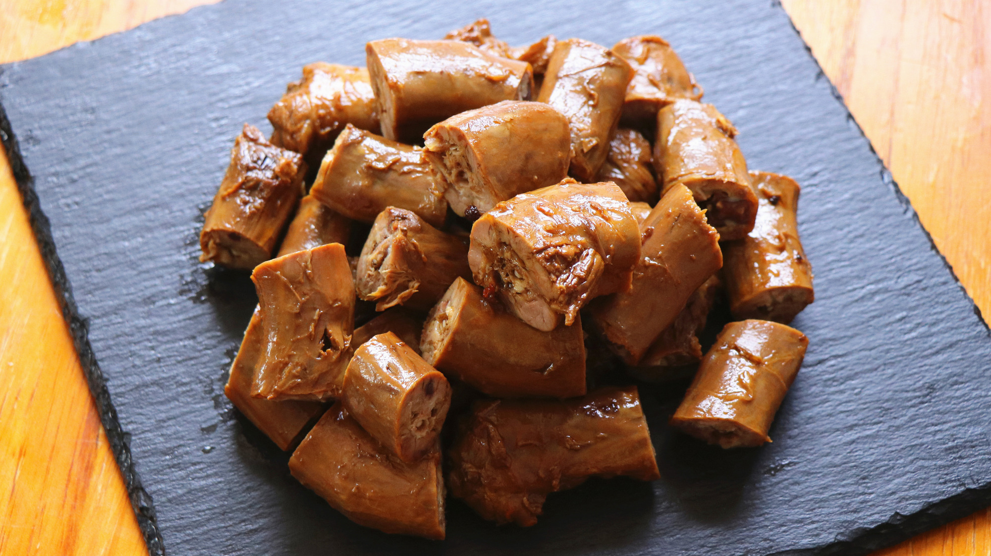 鸭脖子好吃的做法,麻辣鲜香,肉质紧实,比买的还好吃