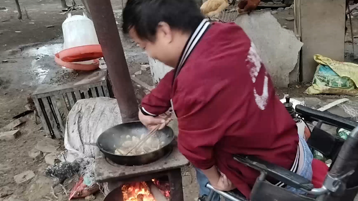 农村媳妇柴锅灶炖柴鸡,小两口还喝着小酒,真带劲!