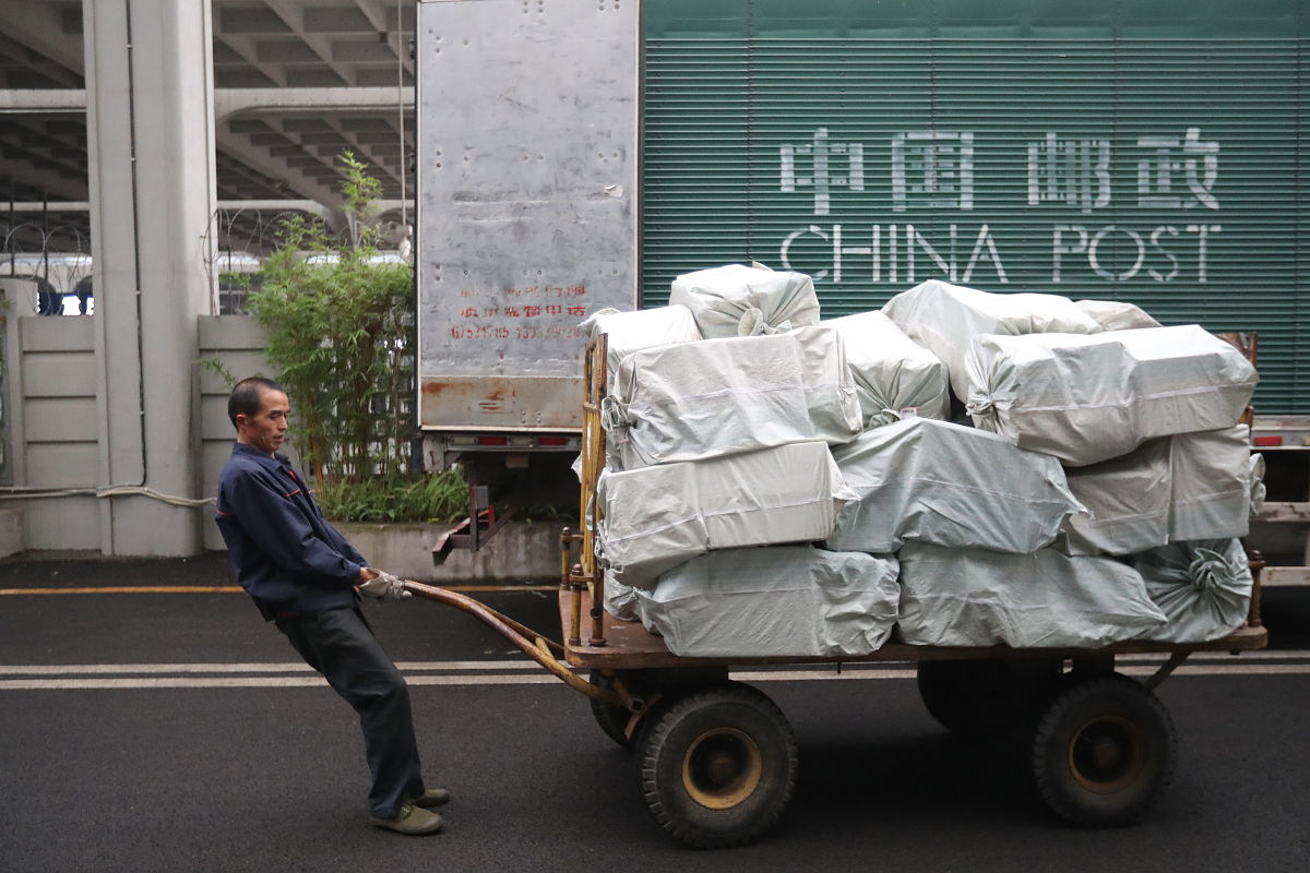 以下这段话用另一种方式表达：在施工运送材料的手推车支腿应用胶皮包扎好防止将防水层刮破并安排防水人员随时检查如发现有刮破的要及时进行修补。