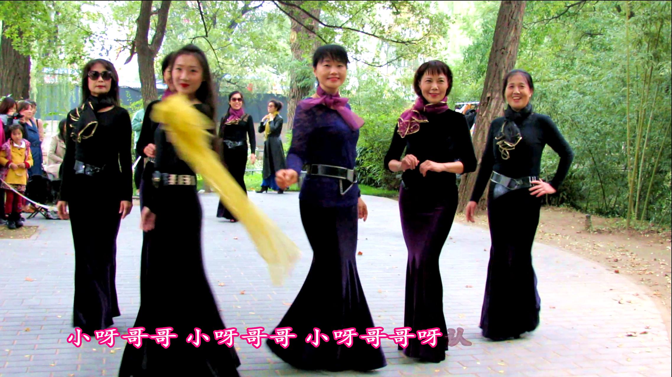 紫竹院广场舞《水仙花开》,鱼尾裙更彰显曼妙的身材