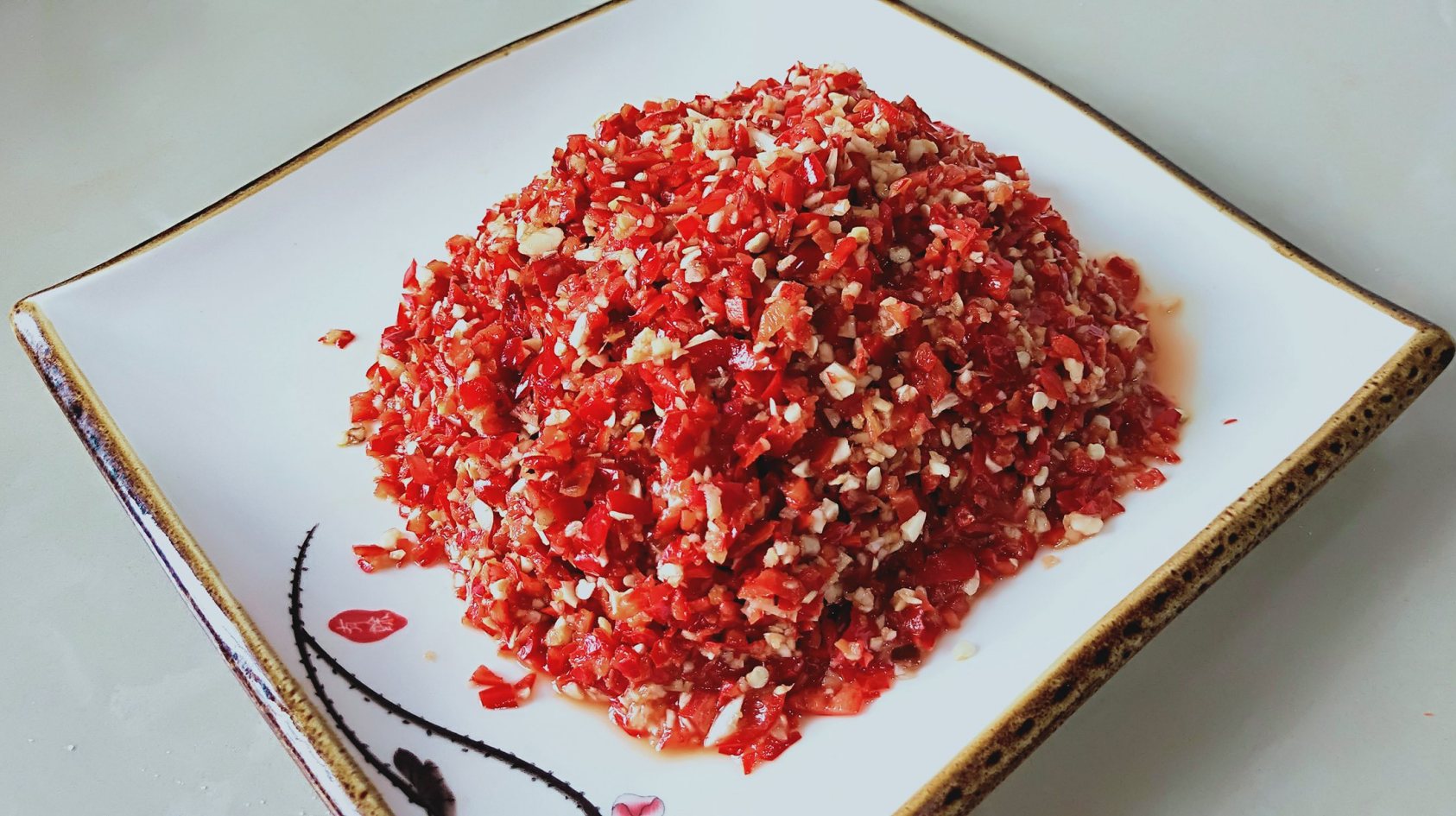 自制蒜蓉辣椒酱,操作简单,在家也可以轻易做出