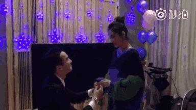 阿嬌被求婚現場有點寒酸，但男友一個舉動亮了，阿嬌立刻點頭不已