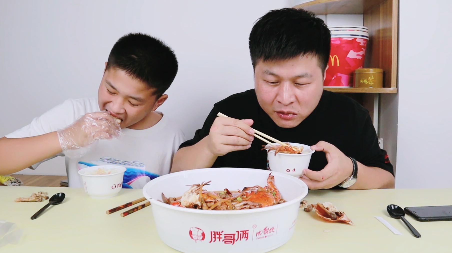 侄子想吃螃蟹了,153元点份胖哥俩肉蟹煲,配米饭爷俩吃了一大盆