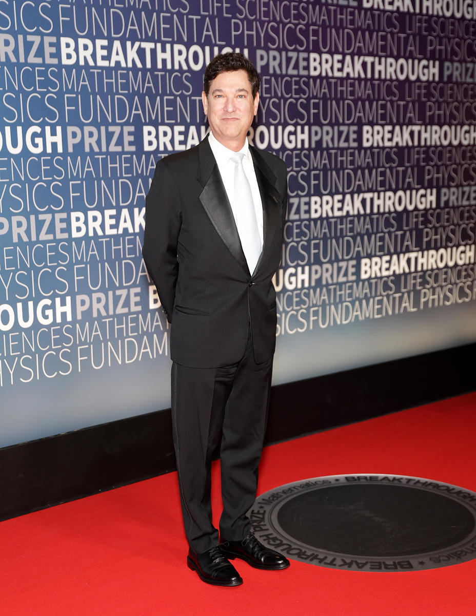 邓紫棋亮相"科学界奥斯卡"性感秀香肩 邓文迪与影后朱利·安摩尔同场
