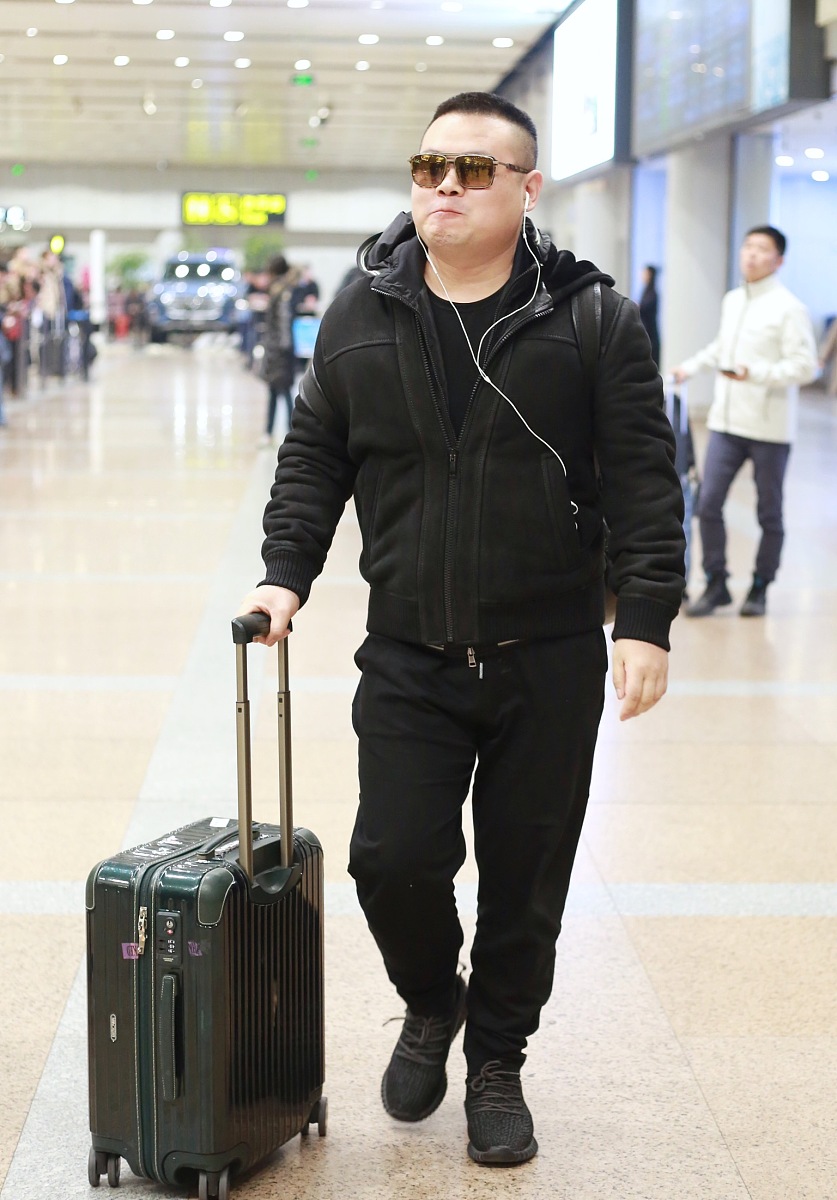 来一篇休闲率性感T恤穿搭文案服饰类型：黑色衬衣利落休闲、黑色与灰色拼接的圆领T恤简洁大方、翻领黑色衬衣穿搭阳光帅气