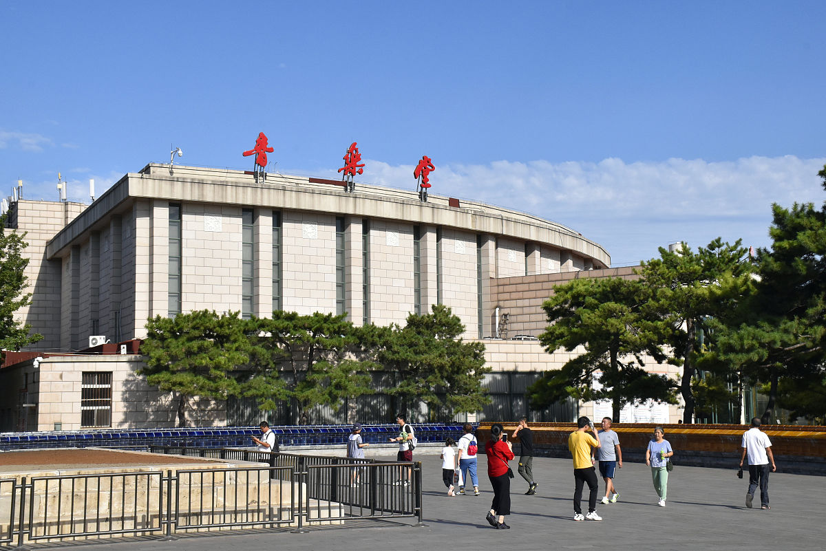 2019年8月14日,北京雨过天晴开启"高清美颜模式",中山公园蓝天白云美