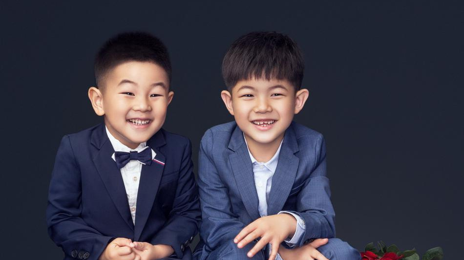 温馨有爱!胡可亲子照曝光,安吉缺门牙依旧帅气,小鱼儿活泼搞怪