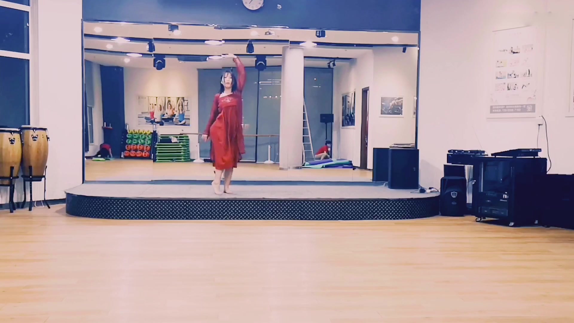 校花小姐姐在舞台上专业舞蹈“红昭愿”,每一个动作都好有感觉!