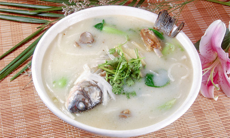 教您在家做年夜饭鲫鱼汤,汤白如牛奶又没腥味,以前都做错了!