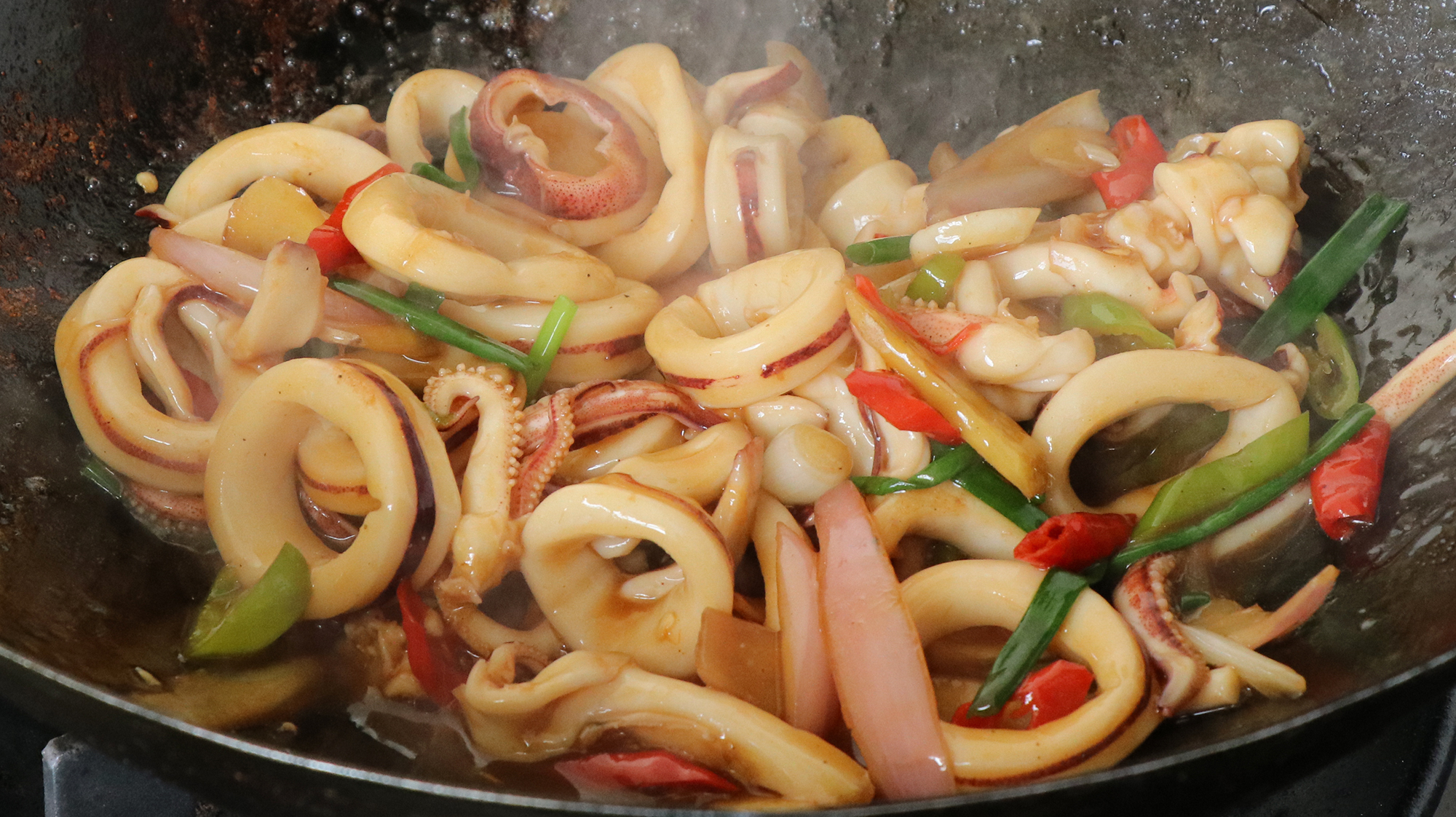 教你一个鱿鱼好吃的做法,鲜香脆爽,有点微辣太下饭了