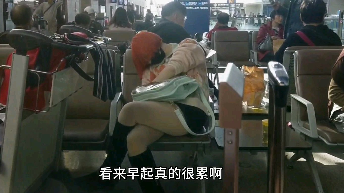 没想到早晨的机场,有许多熟睡的旅客,难道他们就不怕错过飞机吗