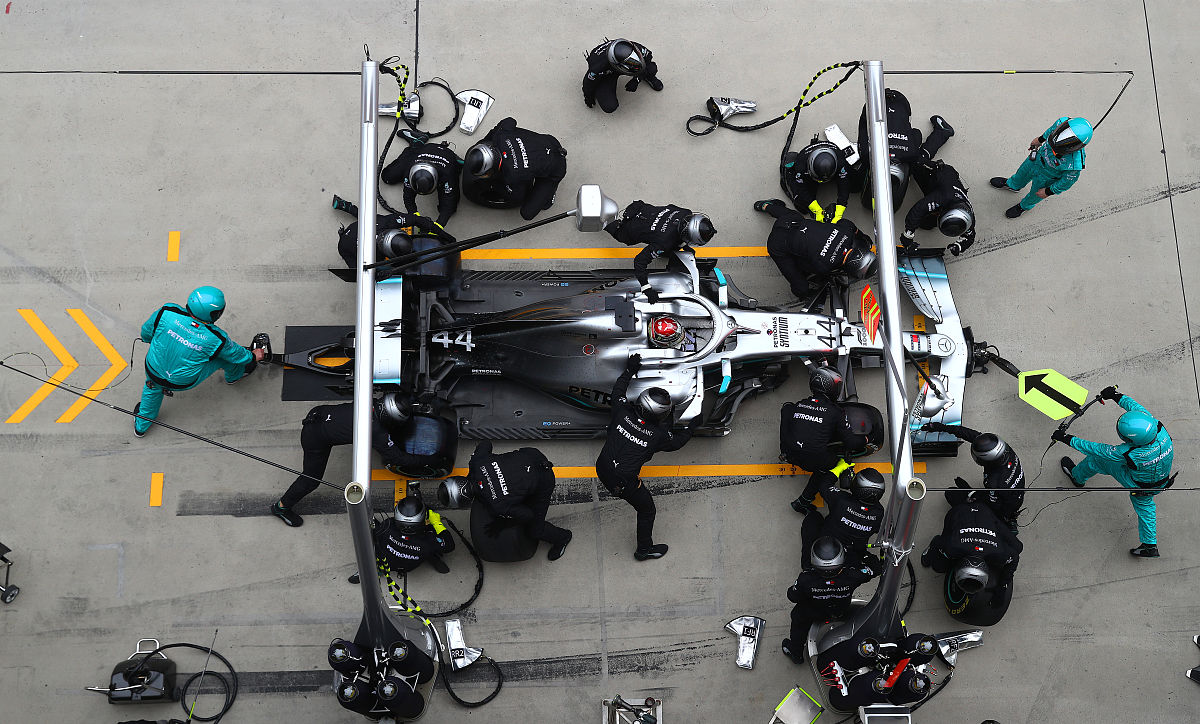 F1 赛车悬挂系统：性能与操控的关键