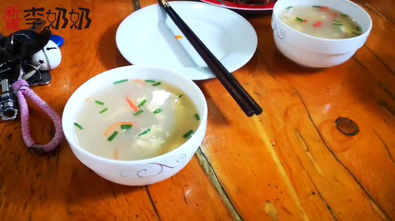 新疆李奶奶做海鲜汤,皮皮虾肉配上韭菜鸡蛋,好喝到一碗不能够!