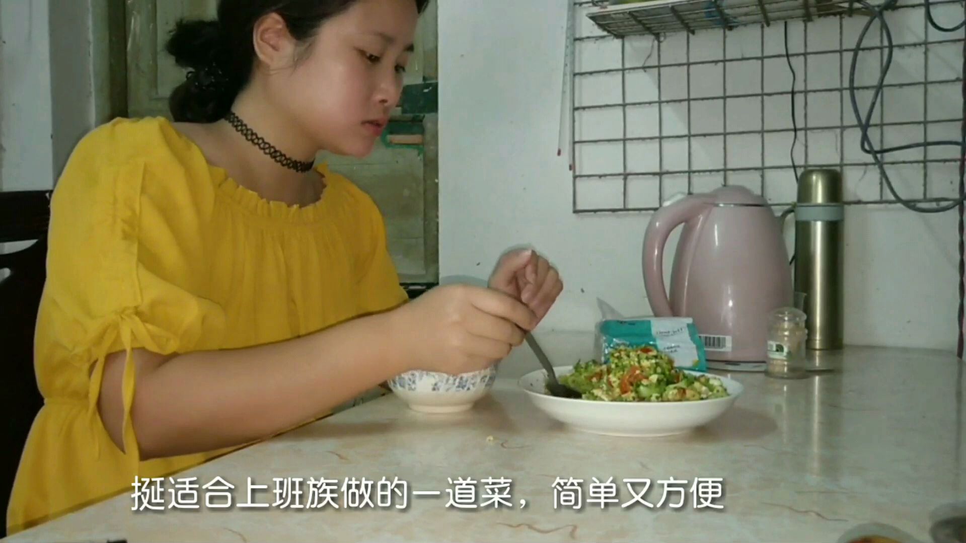 打工妹下班做懒人菜,1个西兰花4个鸡蛋,简单又好吃,一看就会