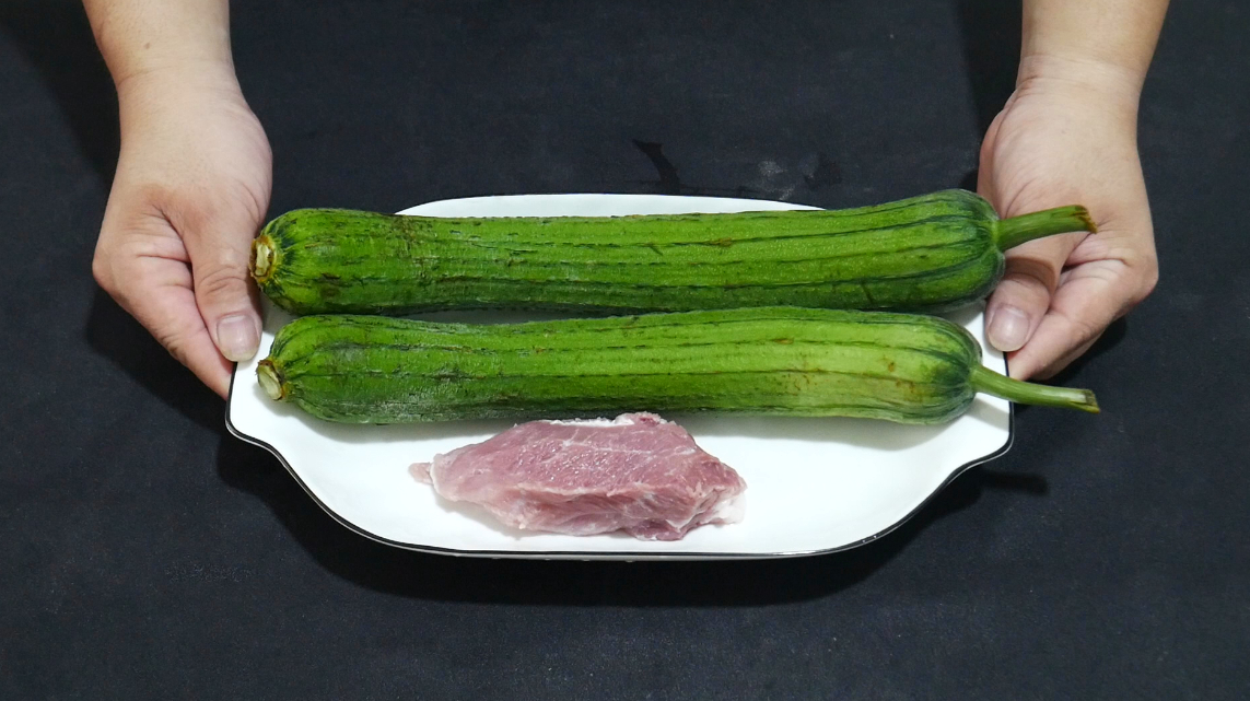 新鲜的丝瓜搭配瘦肉炒着吃,既简单又好吃,夏天吃它清淡还下饭