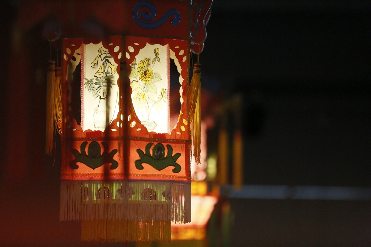 2018年3月14日,广东东莞.***_***张树祺和徒弟制作的宫灯正在莞城人民