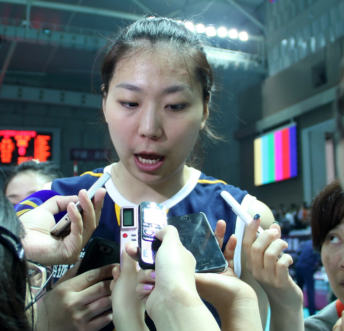 写一篇关于女排互看对方腋毛的报道