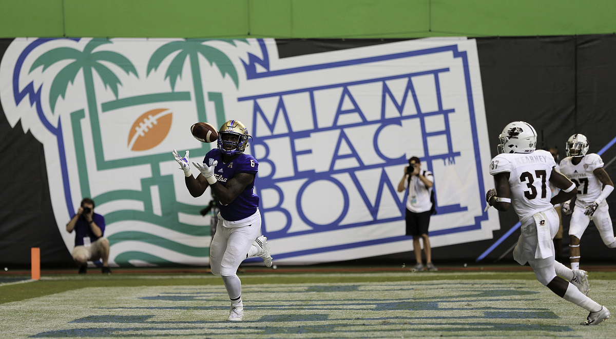 2017年休斯顿Astros队被发现在2017赛季中进行了电子作弊这让许多人对美国职业棒球联盟的公平性产生了质疑。你认为体育界应该如何惩罚这种作弊行为？是否足以仅靠罚款或禁赛等方式解决问题？