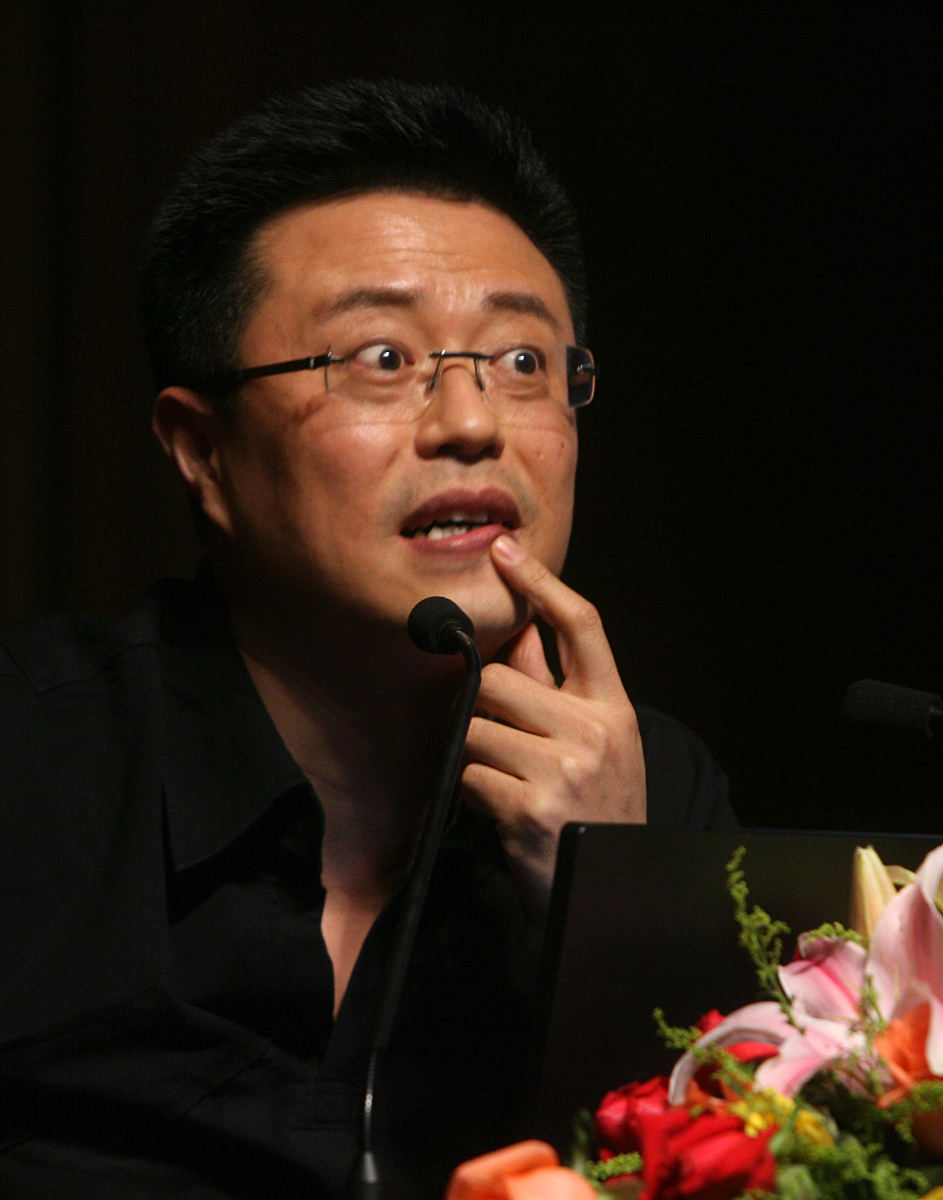 2010年4月15日,西安,中央电视台主持人白燕升在西安交通大学开讲座:《