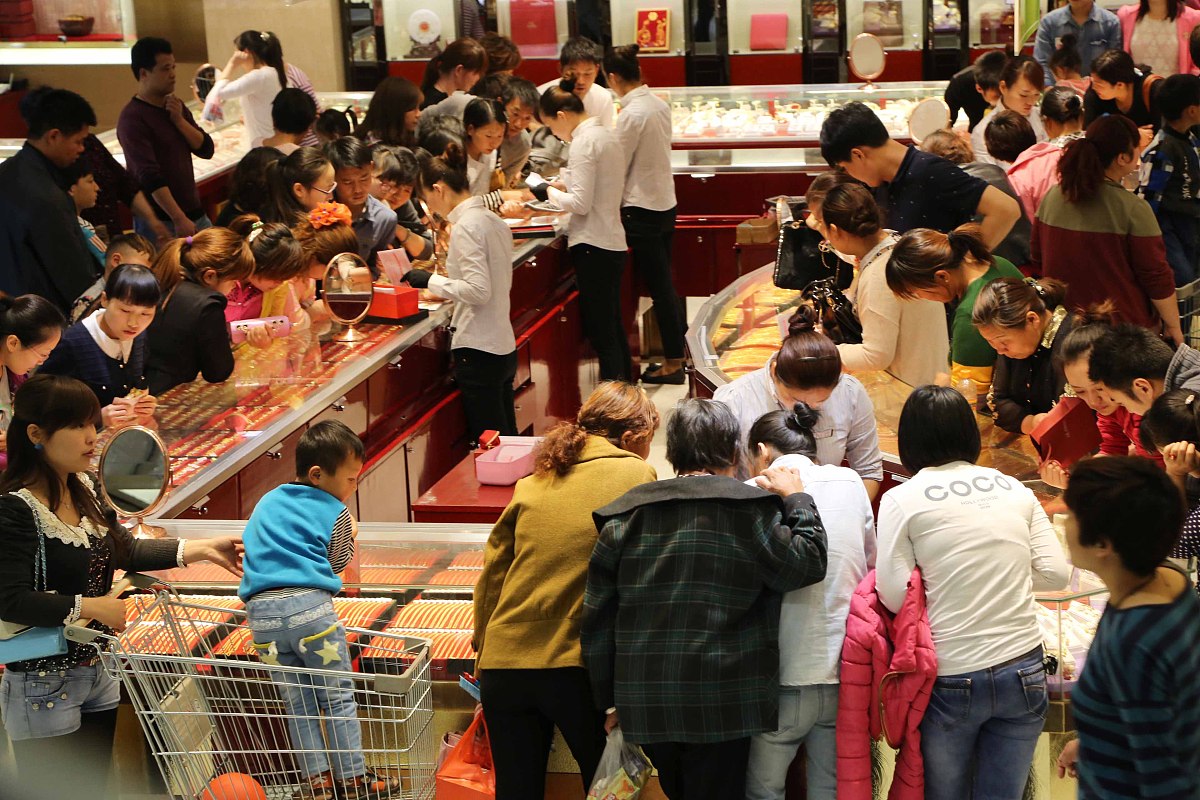 ***_***2014年5月2日,河南许昌市民在一家金店选购黄金首饰.