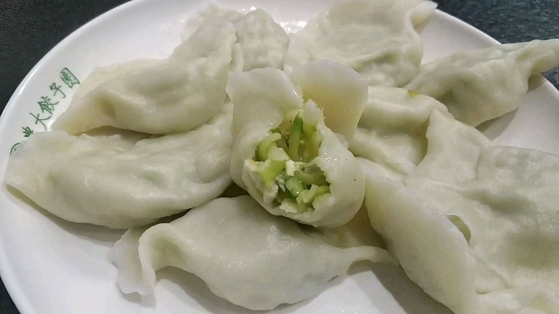 哈尔滨最有名的饺子馆 居然藏在大学校园里 便宜还好吃