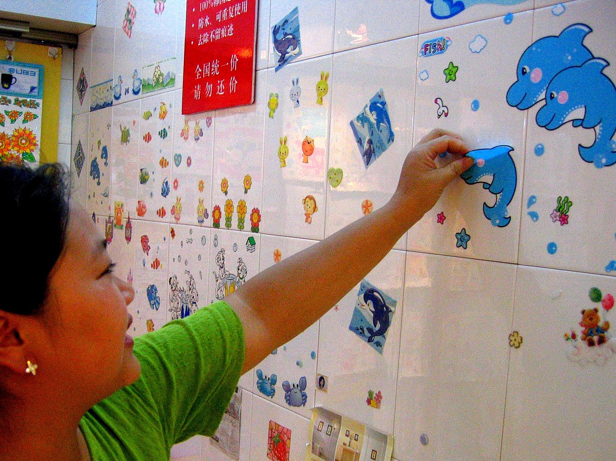 2005年8月6日,在南京一家韩国彩绘贴画代理专卖店里,一种可以自由组合
