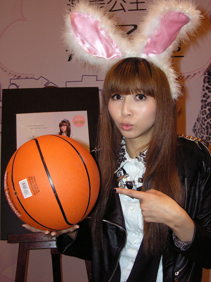 2011年01月16日,北京,112岁台湾创作<strong>神童</strong>许雅涵和王月雯,叶子瑄一起