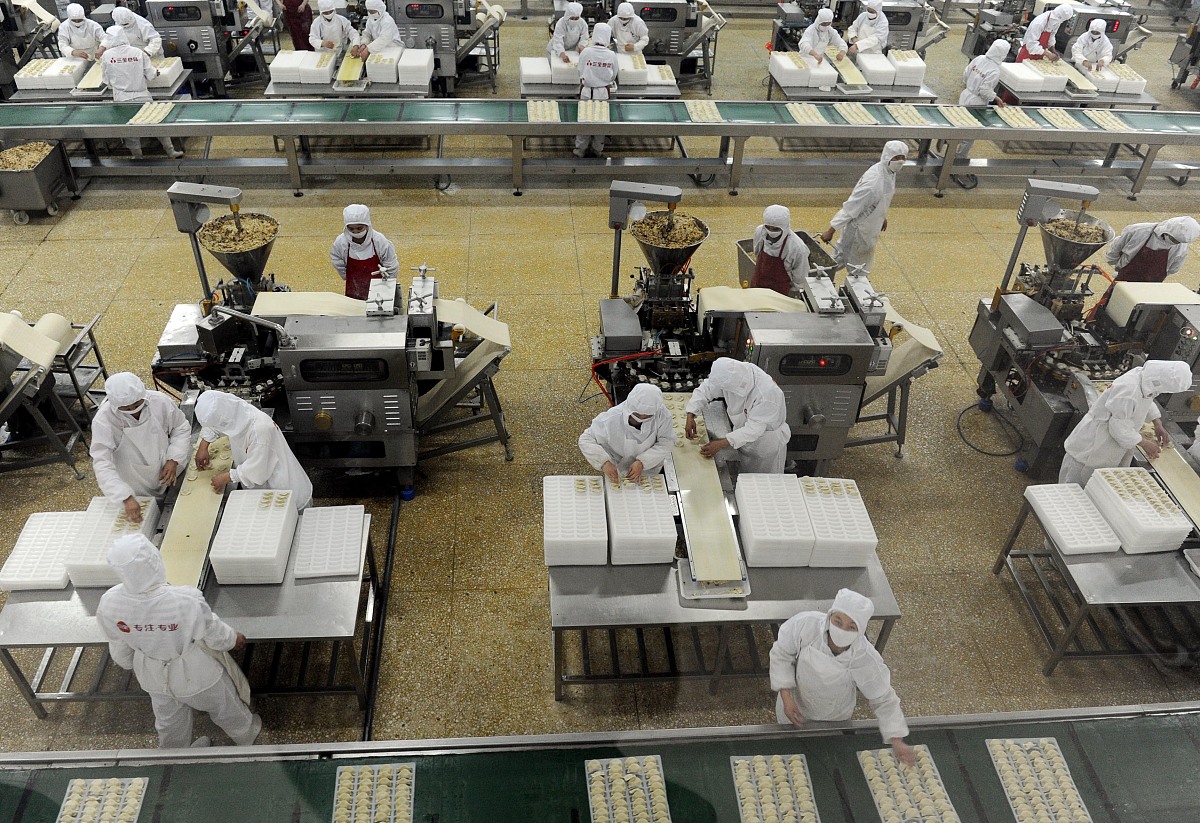 请将下面换一种说法：应该采取何种策略应该比较两种费用的关系：一是变动生产水平的费用二是库存费用。变动生产水平的费用主要是加班费用、临时外包的加工费用、临时招聘工人与解聘工人的费用培训工人的费用等。变动生产水平的费用取决于三个因素：紧急改变还是正常改变当时的生产水平变更的幅度。库存费用包括提供存储装备和劳务需要的费用存储物的报废、贬值、占用资金利息等。一般情况下当变更生产水平所需的费用大于维持库存所