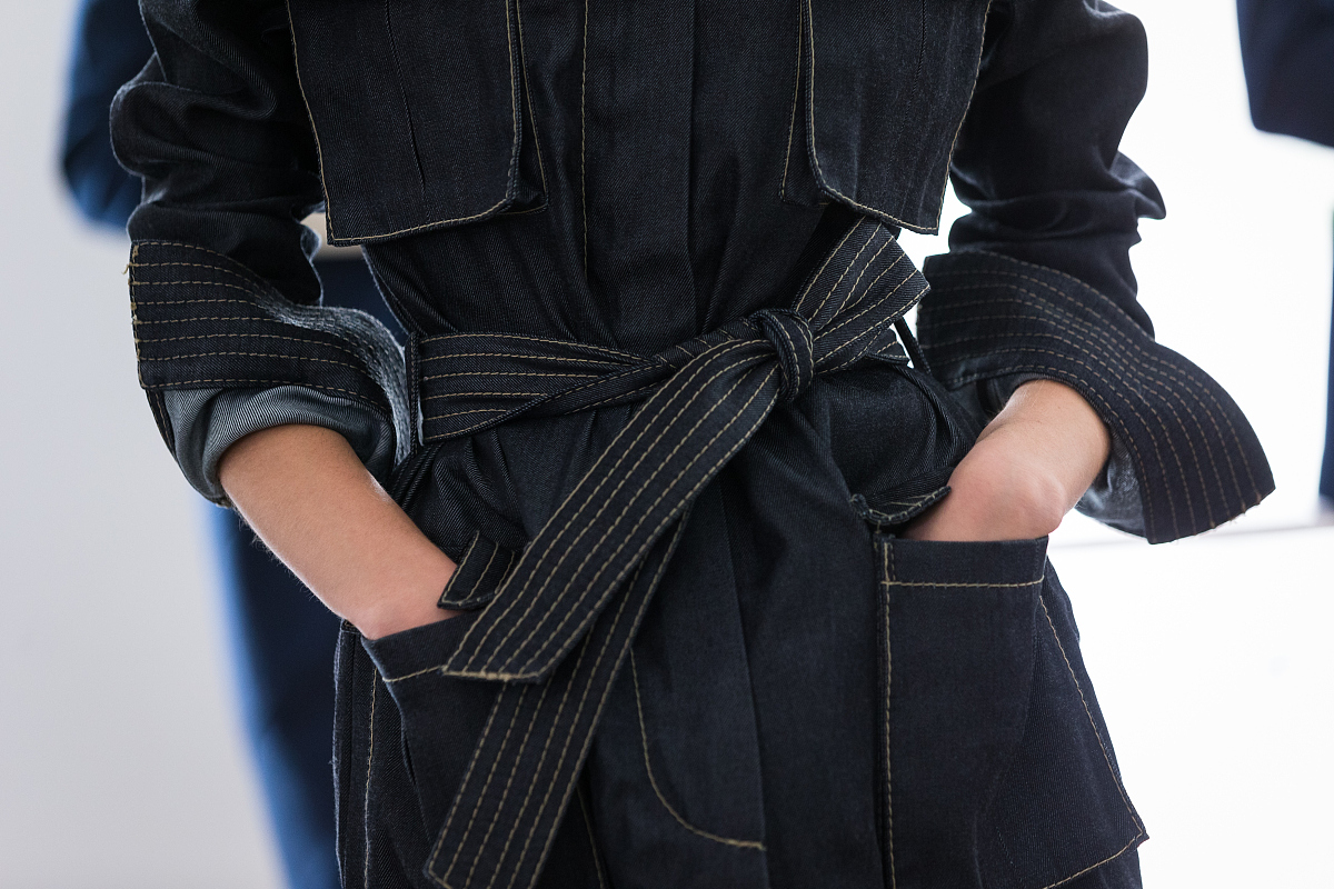 黑色尼龙束腰带：简约百搭，塑造迷人腰线