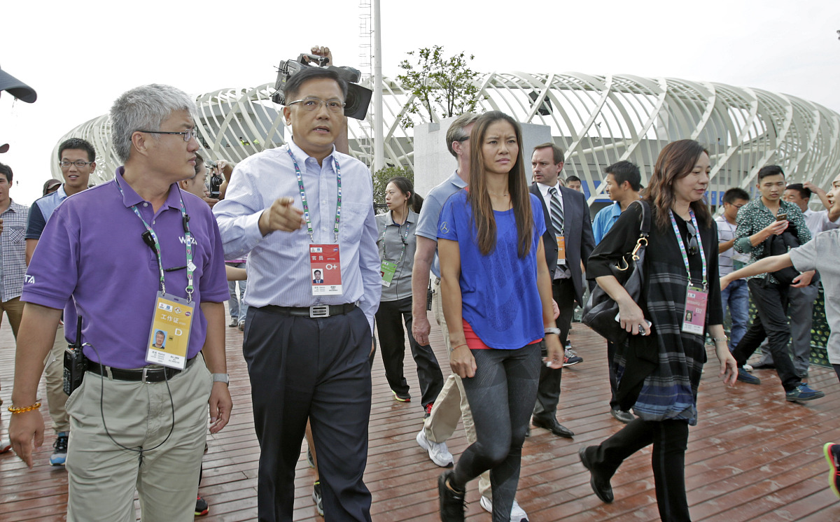20条简短的微博体评论：亚运村正式开村后每天都有各国地区代表团入住。越来越热闹的亚运村也收获了不少运动员、代表团官员和技术官员的连连点赞。在亚运村的商业区记者遇到了菲律宾奥委会代表团副团长Nikki Cheng。16日就和团员们住进村里的她手里拎着两大袋亚运吉祥物及周边产品是村里的第一批村民之一。Nikki Cheng告诉记者这几天她已经把运动员村逛了一遍感觉设施非常齐全科技感满满特别酷。让她印象