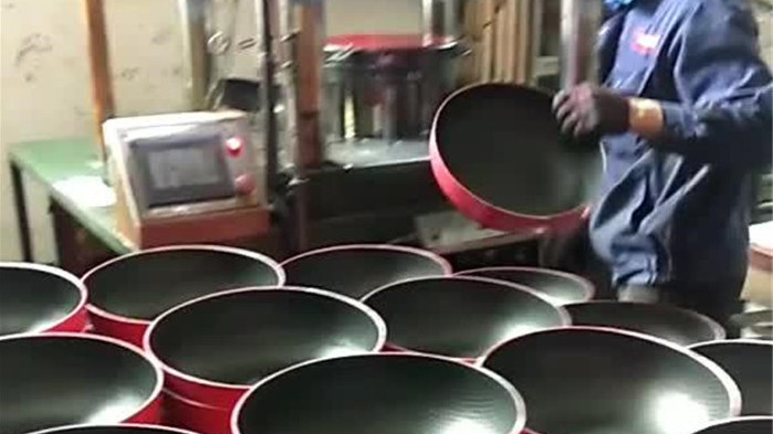 原来家里用的炒菜锅是这样做出来的,还是第一次见,长见识了