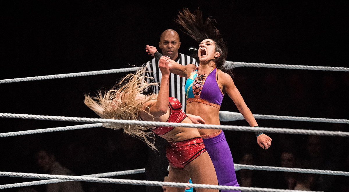 请以专业解说的角度 解说WWE RAW 1542期 紫雷击败坎迪斯勒雷的比赛