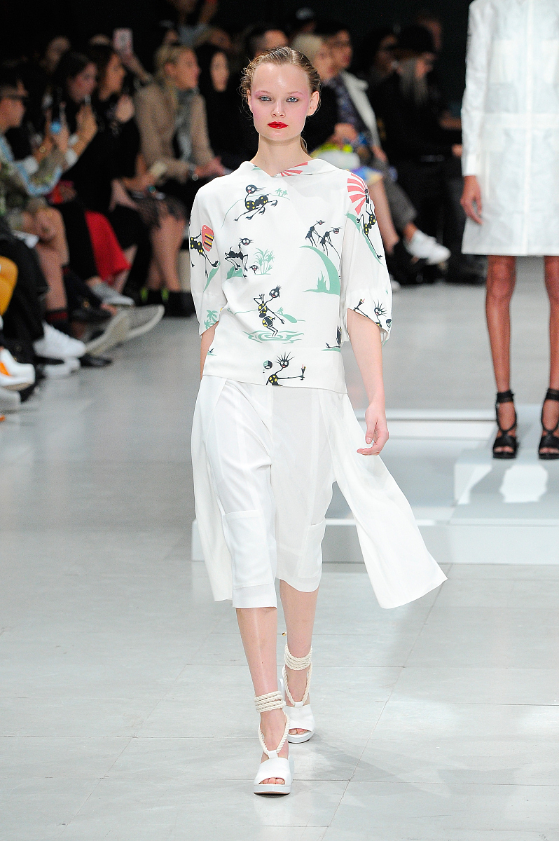 2015年10月3日讯,巴黎,当地时间2日,2016巴黎春夏时装周:chalayan 品
