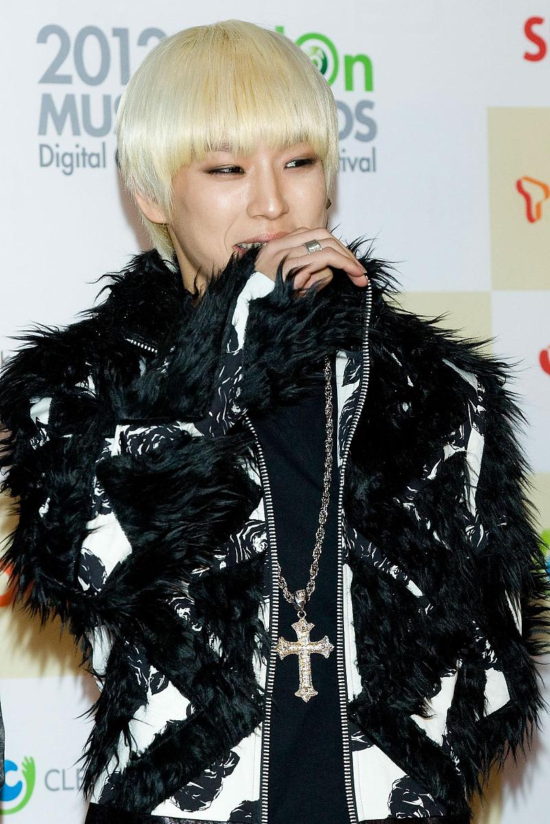 2012年12月15日讯,首尔,12月14日,2012 melon music award颁奖典礼.**