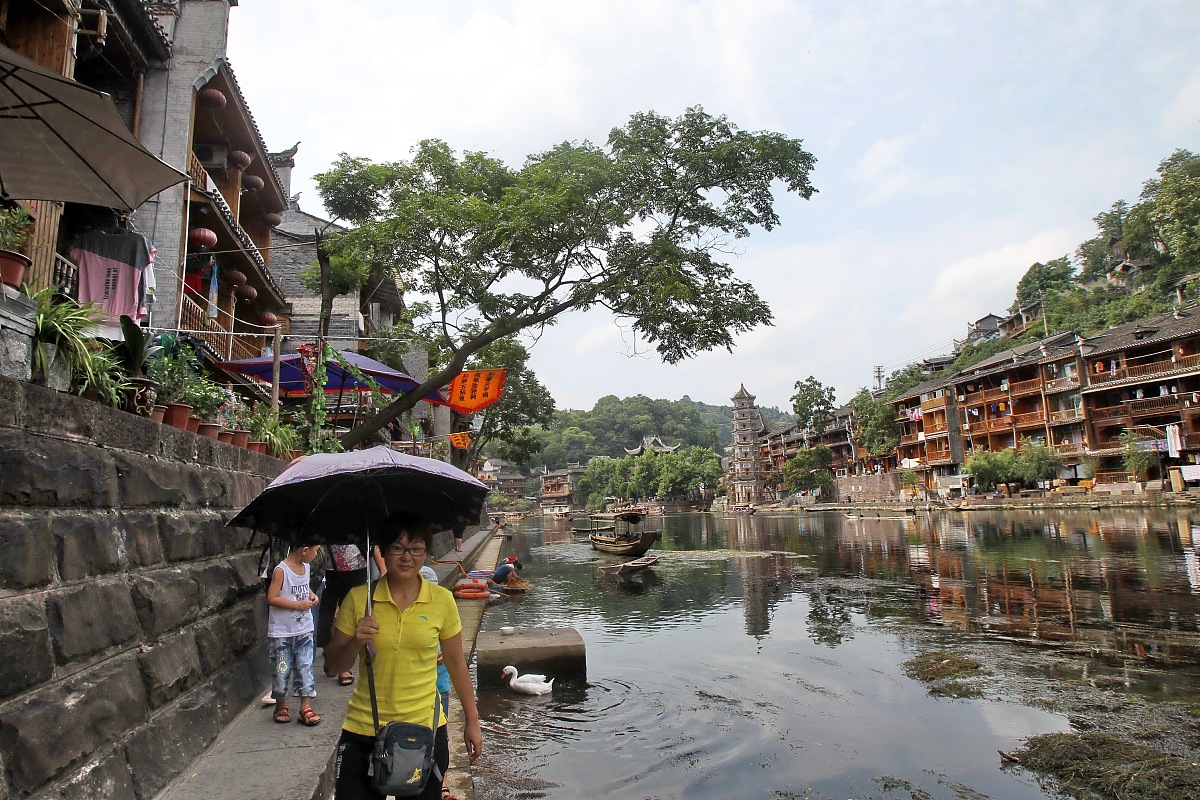 以《五一自驾游攻略走进云雾缭绕的秘境！》为文章标题写一篇一千字左右的文章要求文章条理清晰要求内容尽量丰富且完整要求描写详细且文笔优美要求文章内容引人入胜要求让人有读下去的欲望。