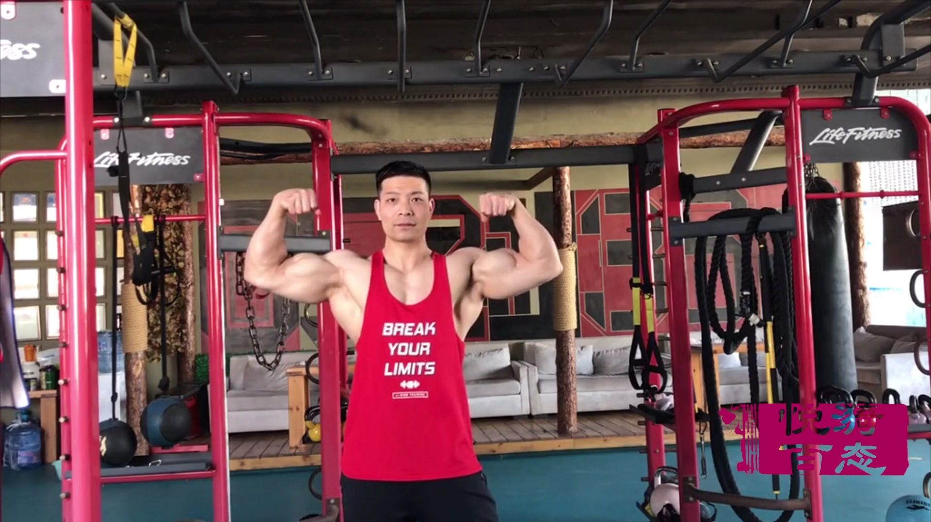肌肉男穿着吊带背心也挡不住他健硕的身材,胸肌和麒麟臂都给力!