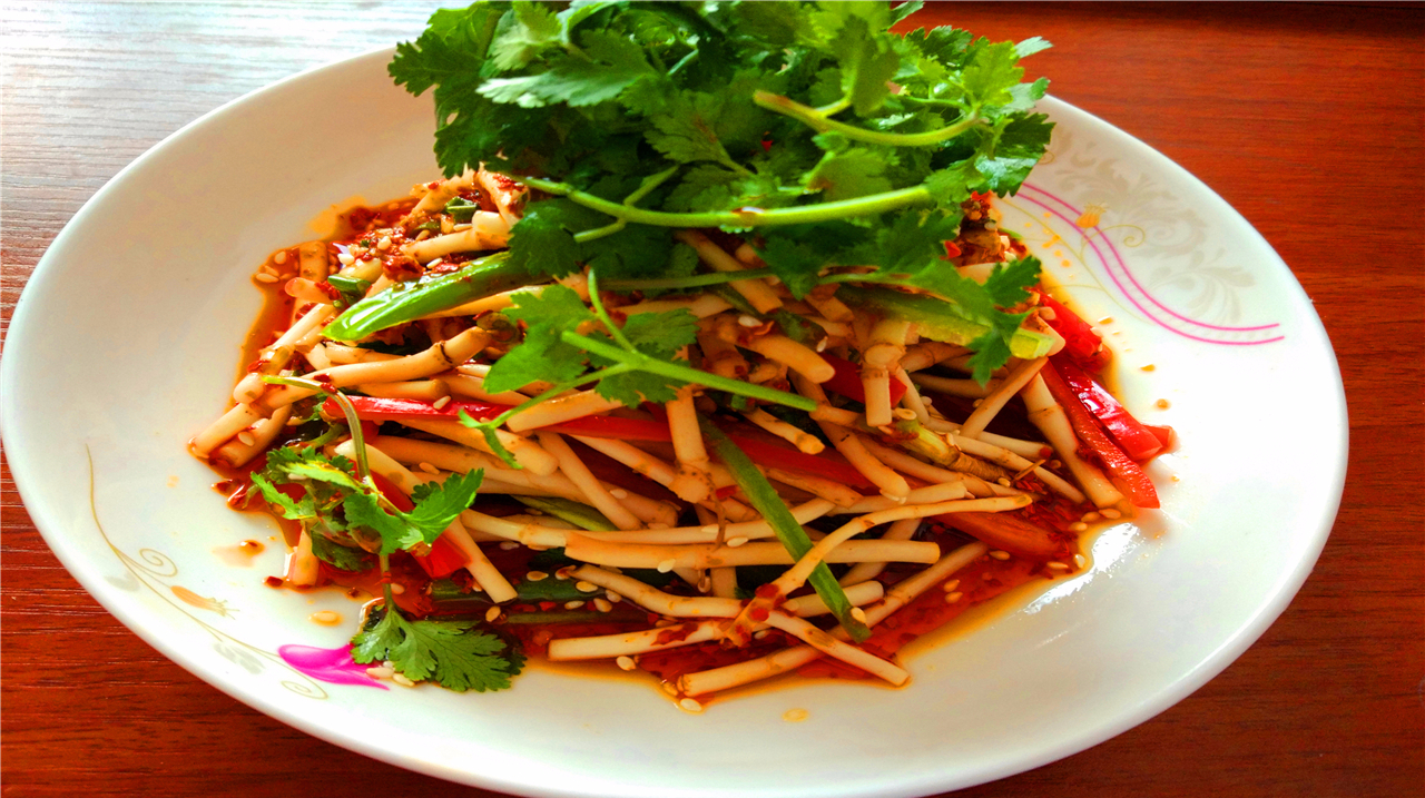 农村野菜折耳根(鱼腥草),大鱼大肉也比不上家乡那盘凉拌折耳根