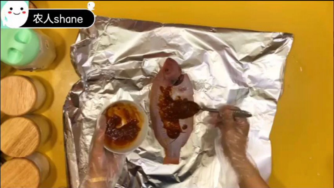 这样加配料处理鱼,用锡纸包好用来烤,在家也能做的锡纸烤鱼