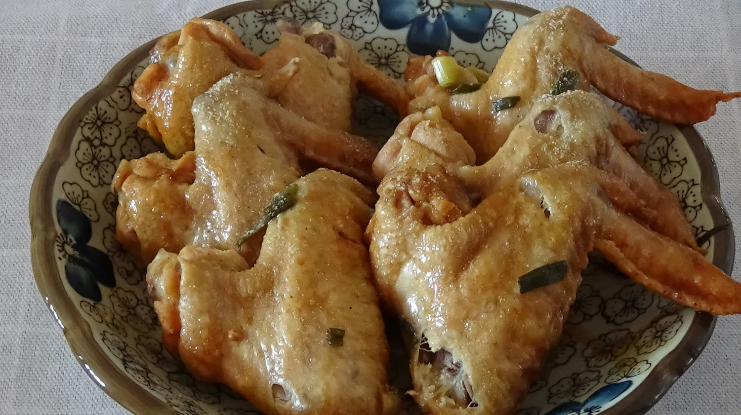 这才是鸡翅最好吃的做法,一斤鸡翅全扔进电饭锅里,30分钟搞定