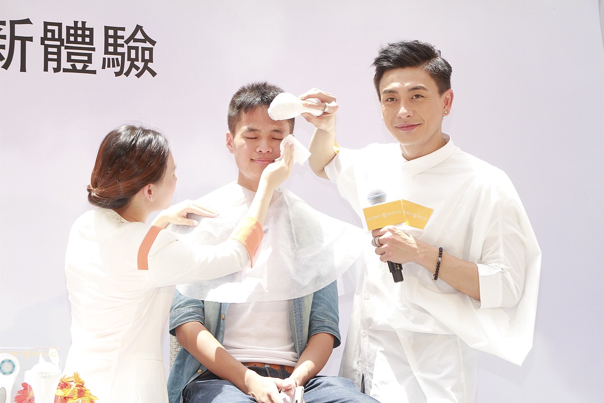 2014年7月20日,香港,黄宗泽与黄翠如今日出席护肤品牌活动.***_***