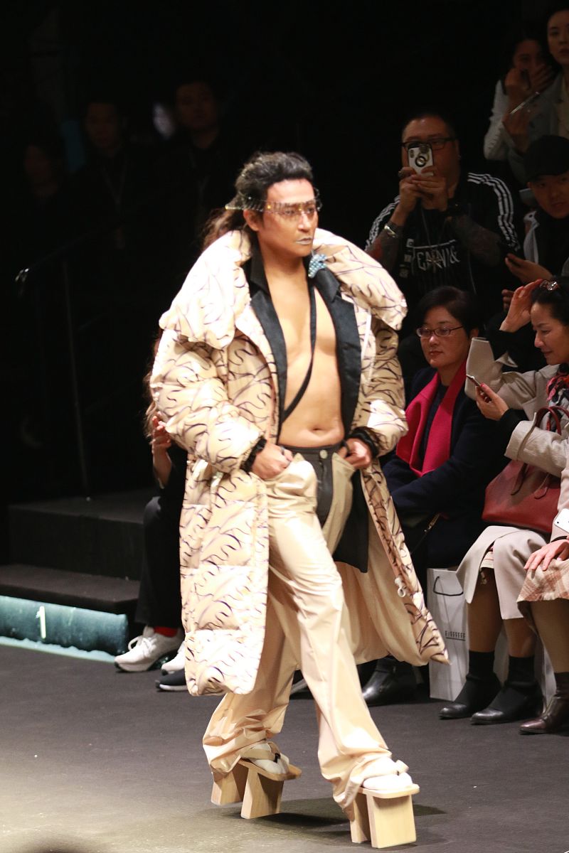 2019年4月2日,上海,2019上海秋冬时装周,明星亮相 f/ffffff 品牌秀场.