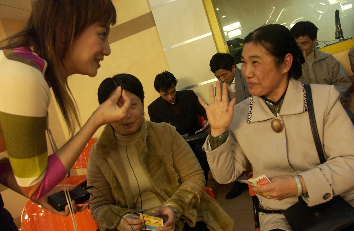 2004年3月3日,3月3日下午,一群特殊客人来到广东省福利彩票中心摇奖大