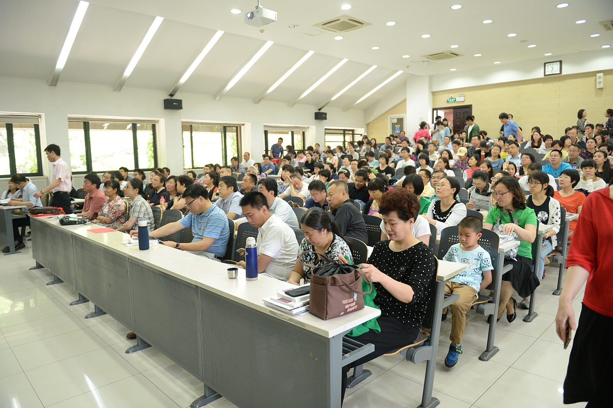***_*** 2016年5月21日,清华大学内西阶教室内,学校正在播放宣传演讲,
