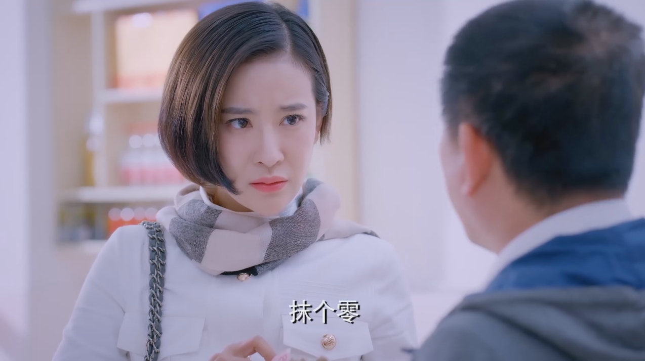 小伙吵架在饭馆喝一天闷酒,老板赶紧喊来女朋友付账!